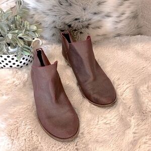 Kelsi Dagger Brooklyn Muted Light Burgundy Gold Suede Booties Sz 7.5